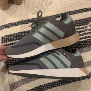 Women’s adidas 8.5 tennis shoe